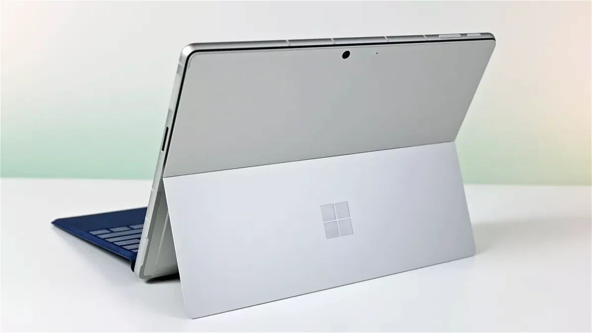 Microsoft Surface Pro 10 con Snapdragon X Plus, 16GB di RAM vi bastano?