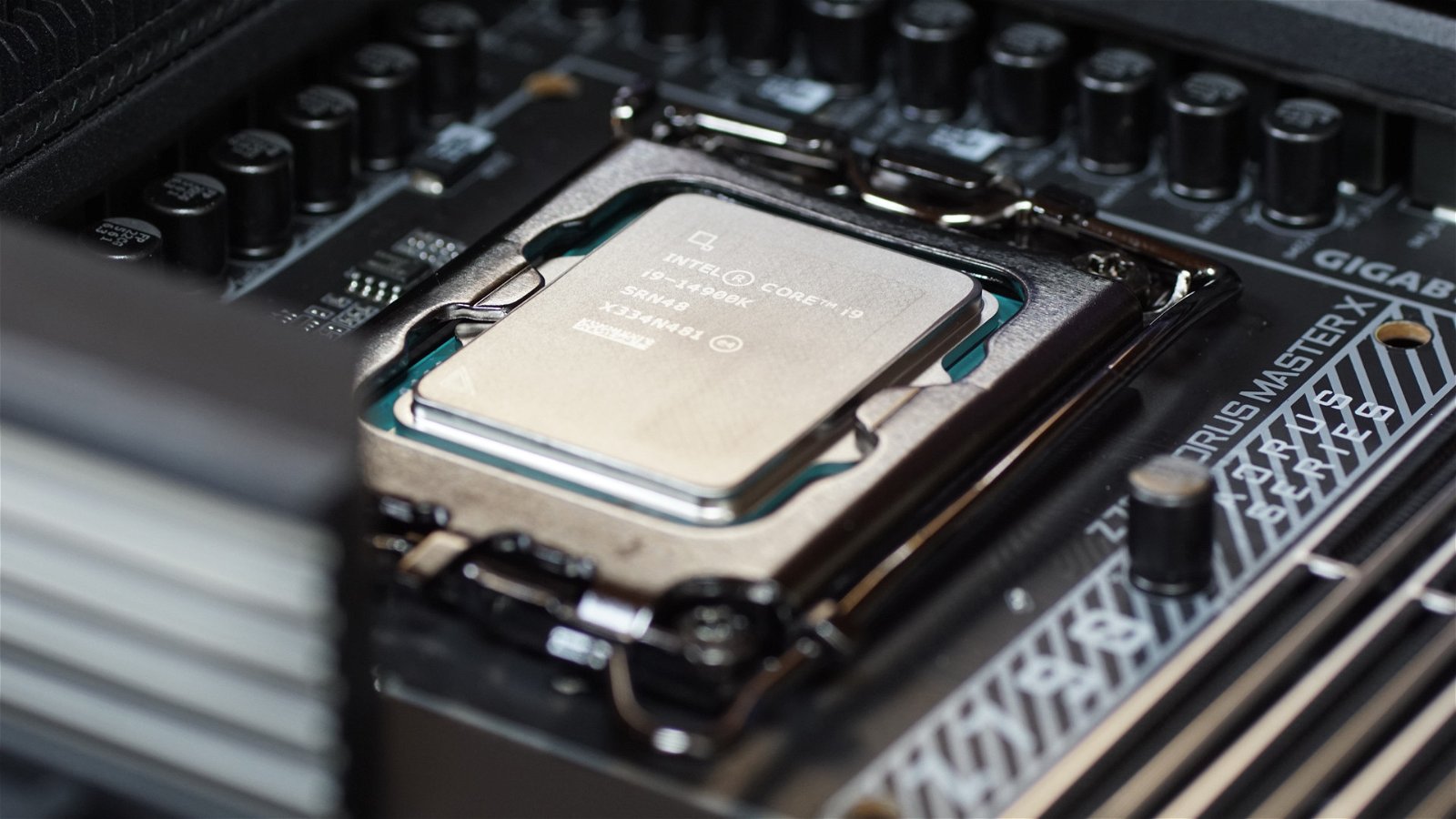 Immagine di C'è una CPU Intel da 6.2GHz? Non dovrebbe esistere ma invece è in vendita