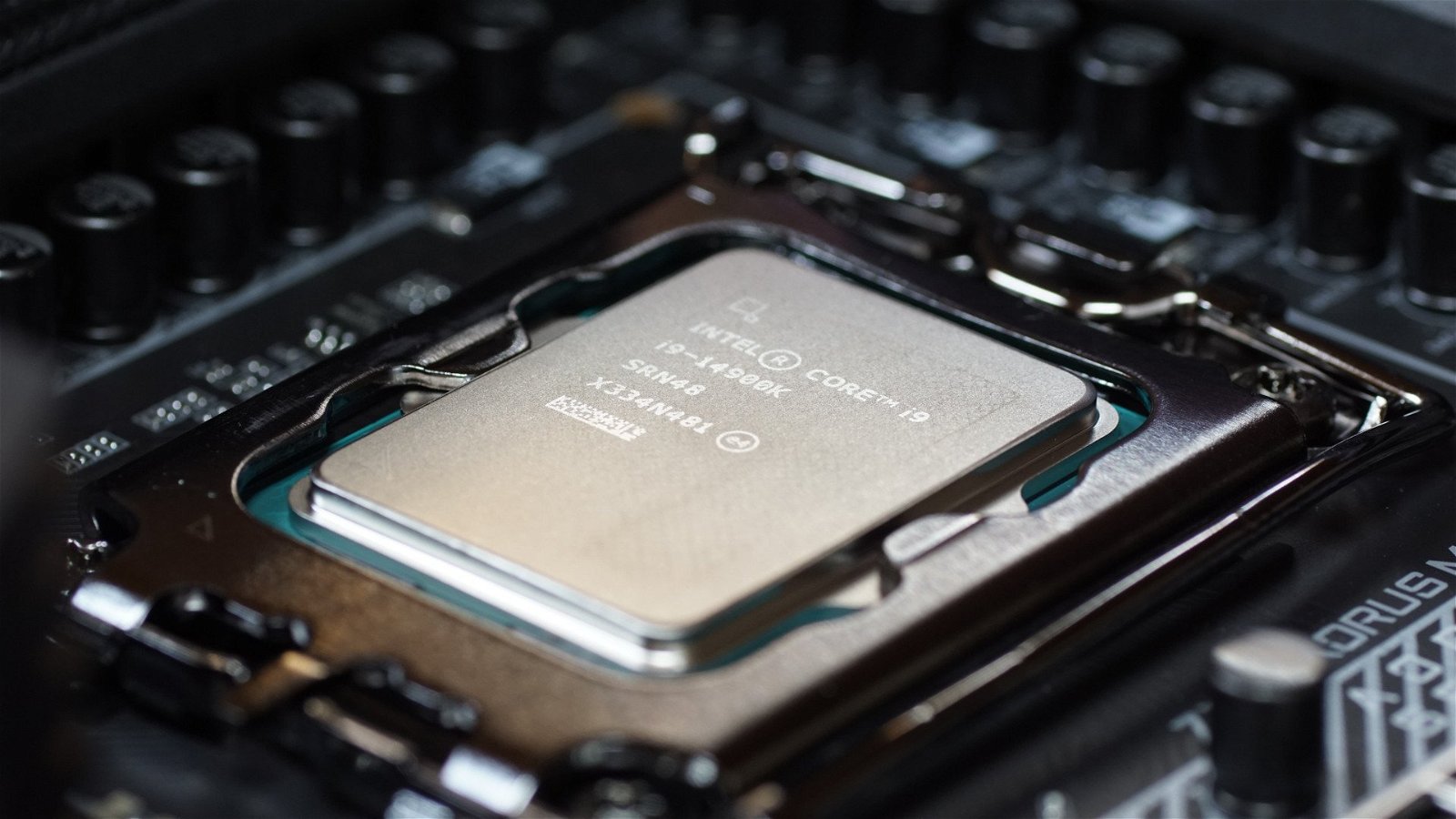 Immagine di Intel Core i9-14900KS già "scoperchiato" prima del lancio, fino a 10°C e 23W in meno con il metallo liquido