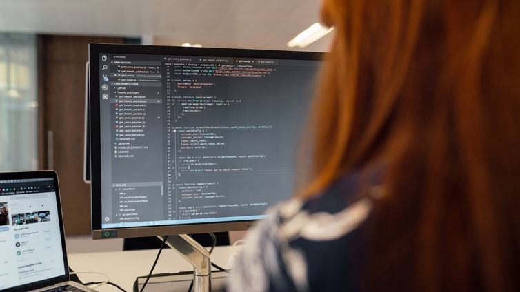 Immagine di Programmatori vs IA: la creatività umana vince in 3 aree chiave