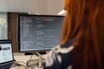 Programmatori vs IA: la creatività umana vince in 3 aree chiave