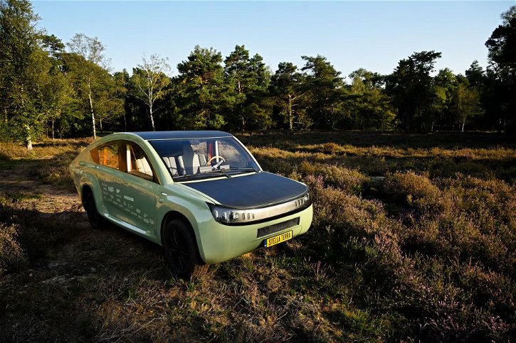 Immagine di 1000km solo grazie ai pannelli solari, quest'auto ha dell'incredibile