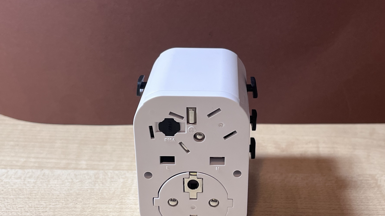 Immagine di 150 paesi in tasca con l’adattatore da viaggio universale