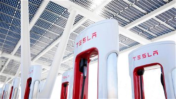 Tesla taglia i prezzi di ricarica al Supercharger, ora 9.99 euro al mese