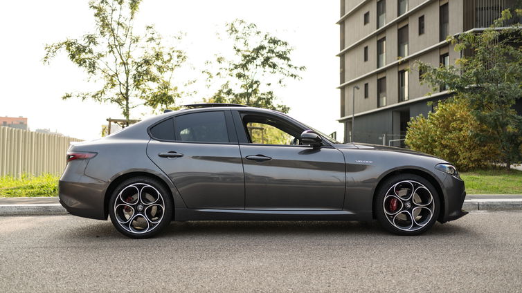 Immagine di Alfa Romeo, addio elettrico? Svelato il futuro a benzina di Giulia e Stelvio