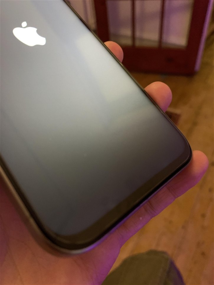 Immagine di Ordina un iPhone 15 Pro Max, Apple gli spedisce un clone Android