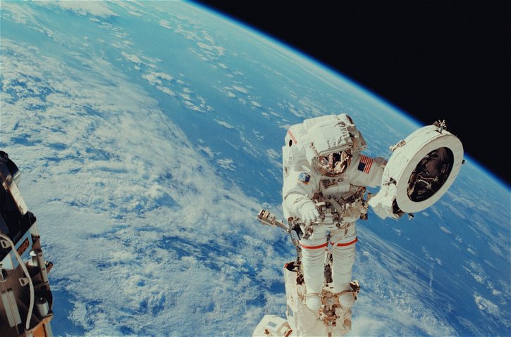Immagine di Astronauta perde borsa degli attrezzi, resta in orbita ed è visibile