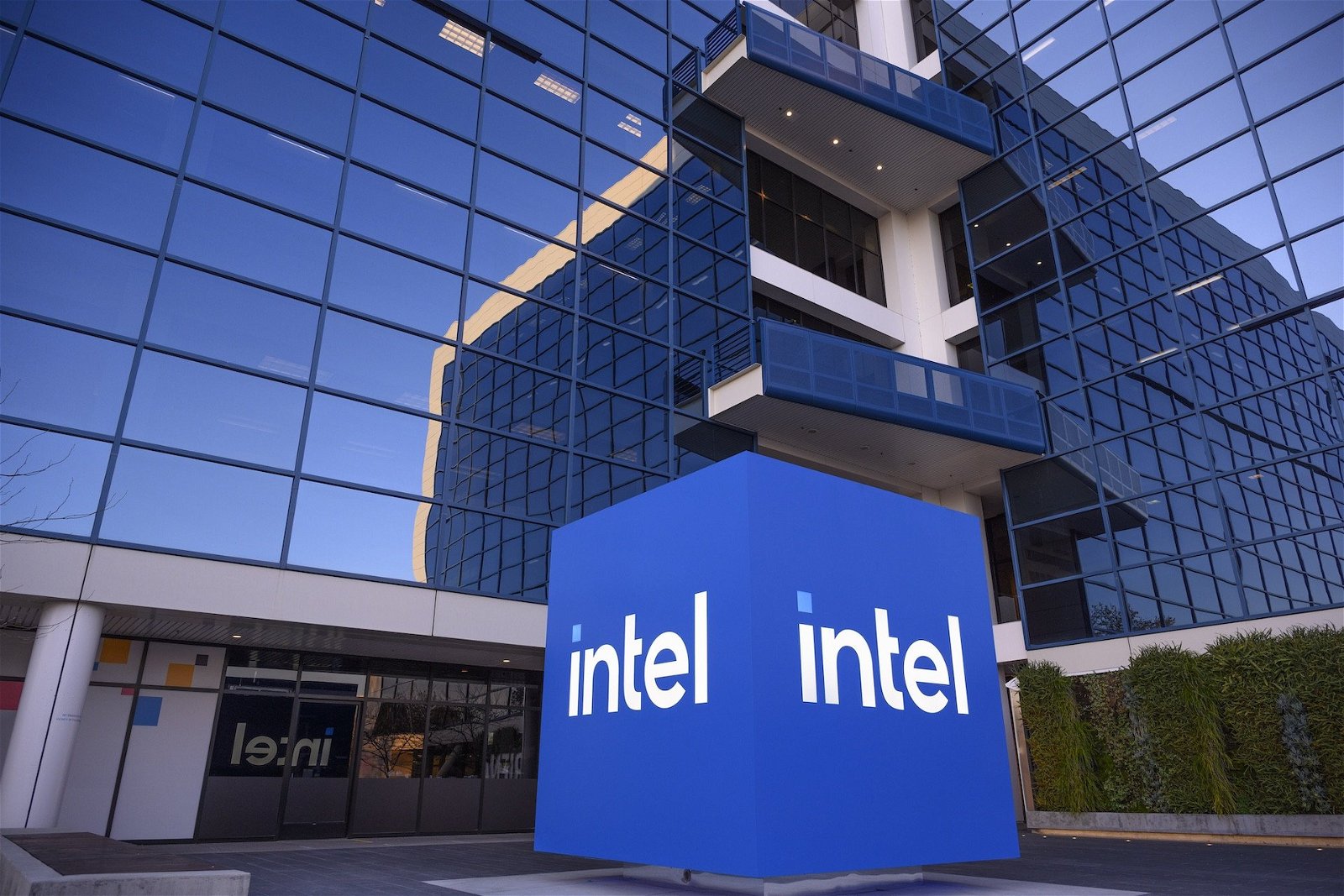 Immagine di Intel perde il 14% di fatturato, vendere più PC non è di aiuto