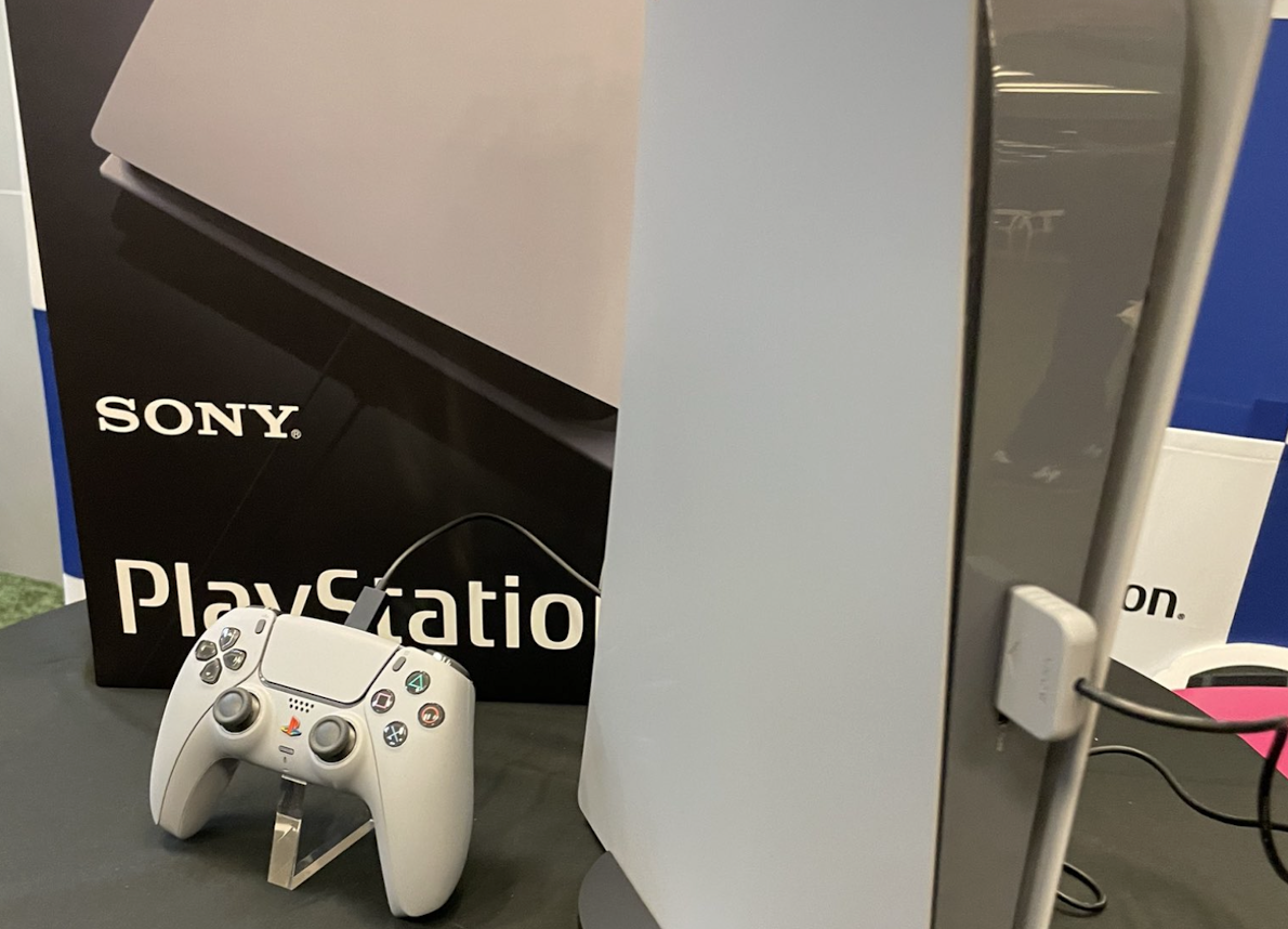 Immagine di Una PS5 unica, che celebra la prima PlayStation, è stata realizzata per Jim Ryan