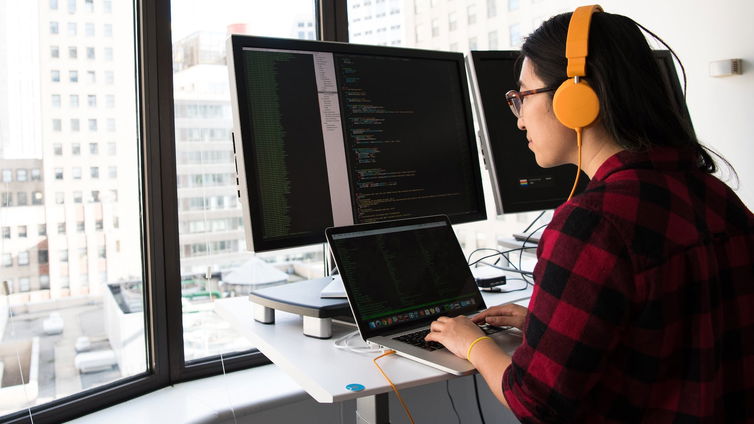 Immagine di Vibe Coding, 10 strumenti per sviluppatori che vale la pena di provare