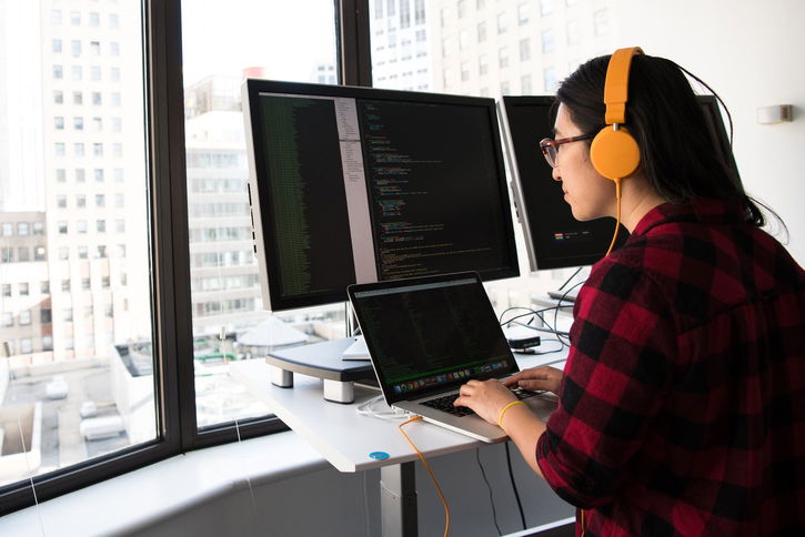 Immagine di Vibe Coding, 10 strumenti per sviluppatori che vale la pena di provare