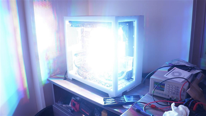 Immagine di PC gaming con sistema LED RGB da 1200 watt, impressionante!