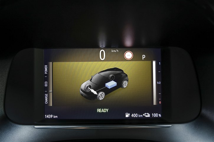 Immagine di La banda ultra larga aiuta la ricarica wireless delle auto, ora è tutto più preciso