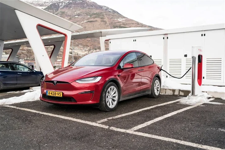 Immagine di Niente panico, se la vostra Tesla "fuma" al Supercharger è normale