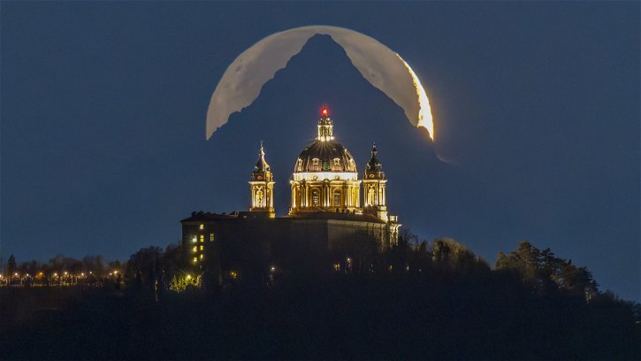 Immagine di Com'è stata scattata la foto virale della Luna dietro la Basilica di Superga e il Monviso