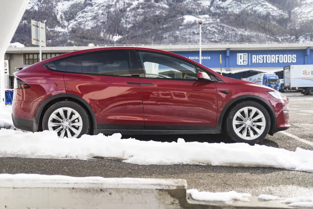 Immagine di Un mucchio di Tesla morte ferme intorno al Supercharger