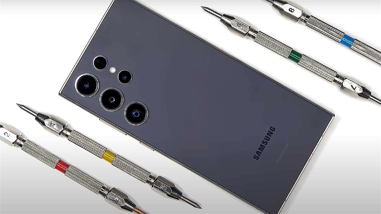 Immagine di Il vetro di Galaxy S24 Ultra è davvero più resistente ai graffi