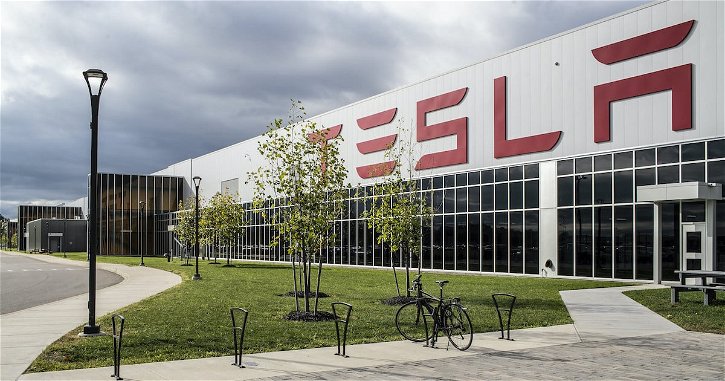 Immagine di Tesla richiama oltre 2 milioni di auto per una scritta