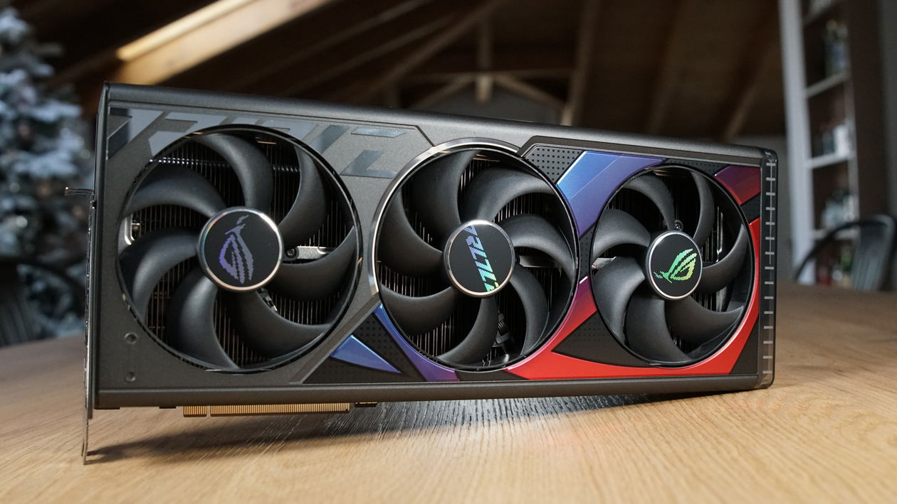 Immagine di ASUS ROG Strix RTX 4080 SUPER, cosa offre una custom top di gamma? | Test & Recensione