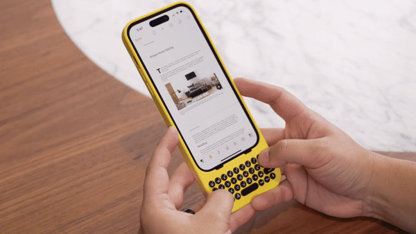 Immagine di Questa cover assurda trasforma iPhone in un Blackberry