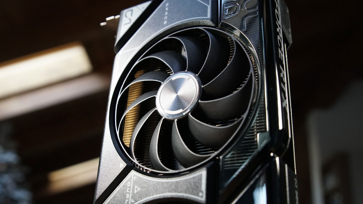 Immagine di ASUS Dual RTX 4070 SUPER, come va una custom a prezzo di listino? | Test & Recensione