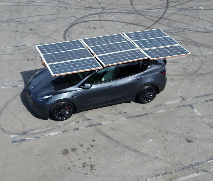 Immagine di Ecco una Tesla Model Y con il tetto solare, orrenda ma funzionale