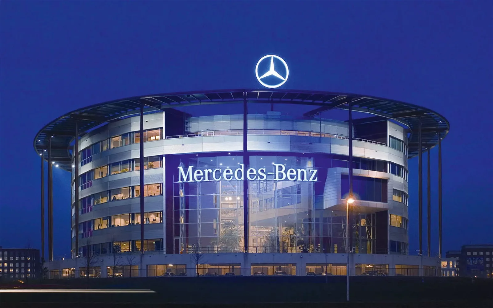 Immagine di Mercedes distratta, sistemi informatici aperti a tutti