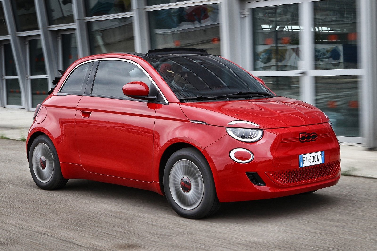 Immagine di Fiat 500 non sarà solo elettrica, arriverà anche la ibrida nel 2026