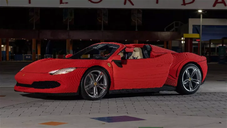 Immagine di Questa Ferrari 296 GTS è davvero speciale, fatta interamente di LEGO