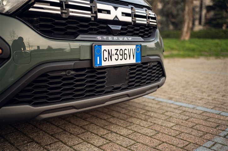 Immagine di Dacia Sandero è l'auto più venduta del 2023, Tesla Model Y al secondo posto