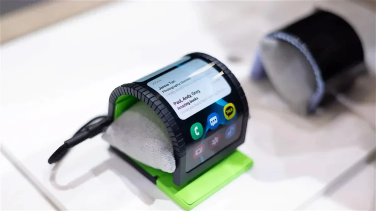 Immagine di Samsung insegue Motorola con un suo "smartphone da polso"