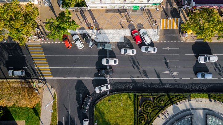 Immagine di Waze, l’arma segreta contro il traffico: le nuove funzioni per parcheggi e rotonde!