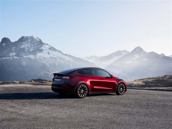 Immagine di Fino a 80 km in più per 1.500 euro di optional, così Tesla aumenta l'autonomia di Model Y