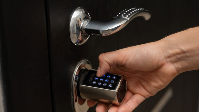 Immagine di Come aprire tutte le porte di un hotel con uno smartphone Android, lo spiega un hacker