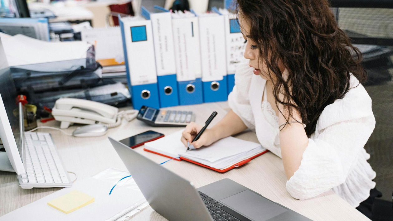 Immagine di Primo lavoro, l'IA ha cambiato la vita dei laureati