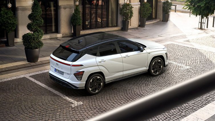 Immagine di Hyundai Kona EV cala di prezzo, con i nuovi incentivi la si potrà avere a meno di 30mila euro