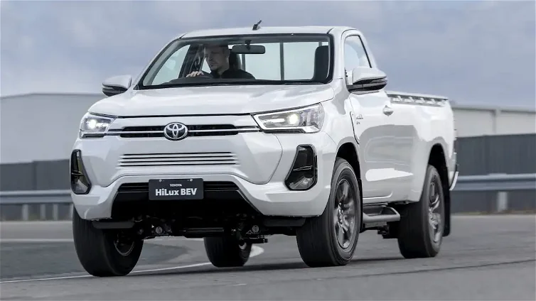 Immagine di Nuova Toyota Hilux, l'indistruttibile pickup diventa elettrico