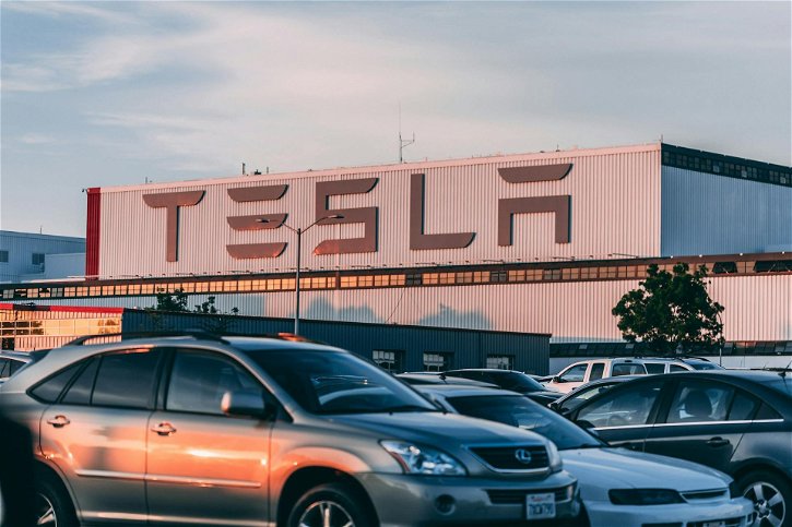 Immagine di Tesla taglia i pezzi a livello globale per rispondere al calo di vendite