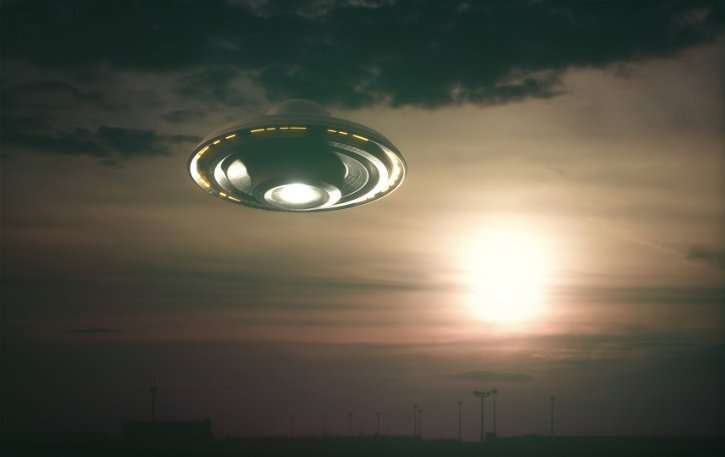 Immagine di NASA avvista UFO velocissimo intorno alla Luna, ma poi scopre che cos'è