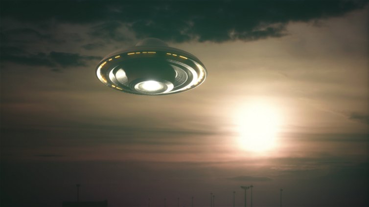 Immagine di NASA avvista UFO velocissimo intorno alla Luna, ma poi scopre che cos'è
