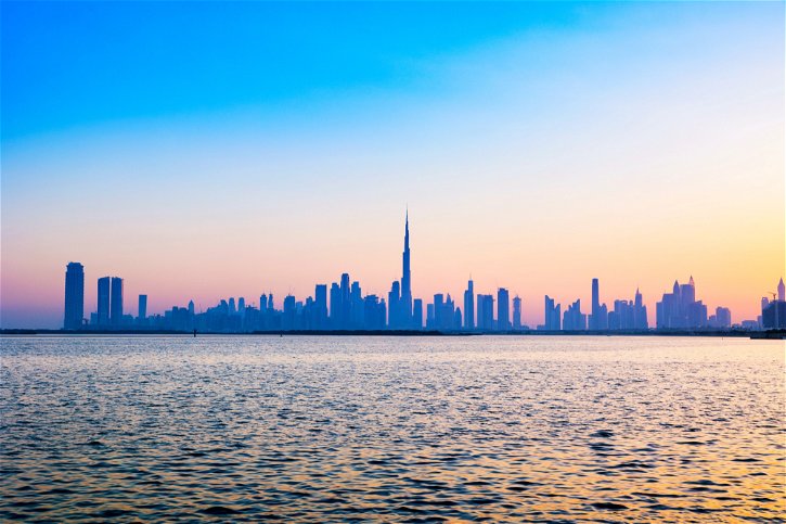 Immagine di Dubai si trasforma in Venezia, Tesla e Porsche diventano gondole (o quasi)