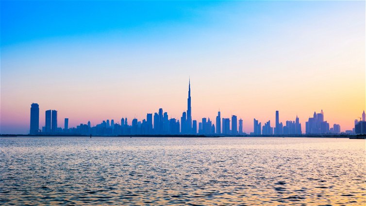 Immagine di Dubai si trasforma in Venezia, Tesla e Porsche diventano gondole (o quasi)