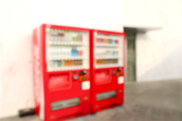 Immagine di La macchinetta in stazione vende bevande, merendine e processori Intel