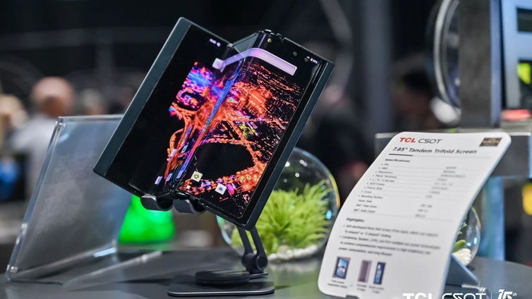 Immagine di TCL e lo smartphone del futuro, "tri-fold" con riconoscimento del volto 3D sotto al display