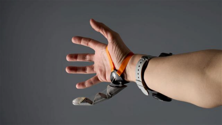 Immagine di Un "terzo pollice" per ampliare i movimenti della mano? Esiste e funziona davvero