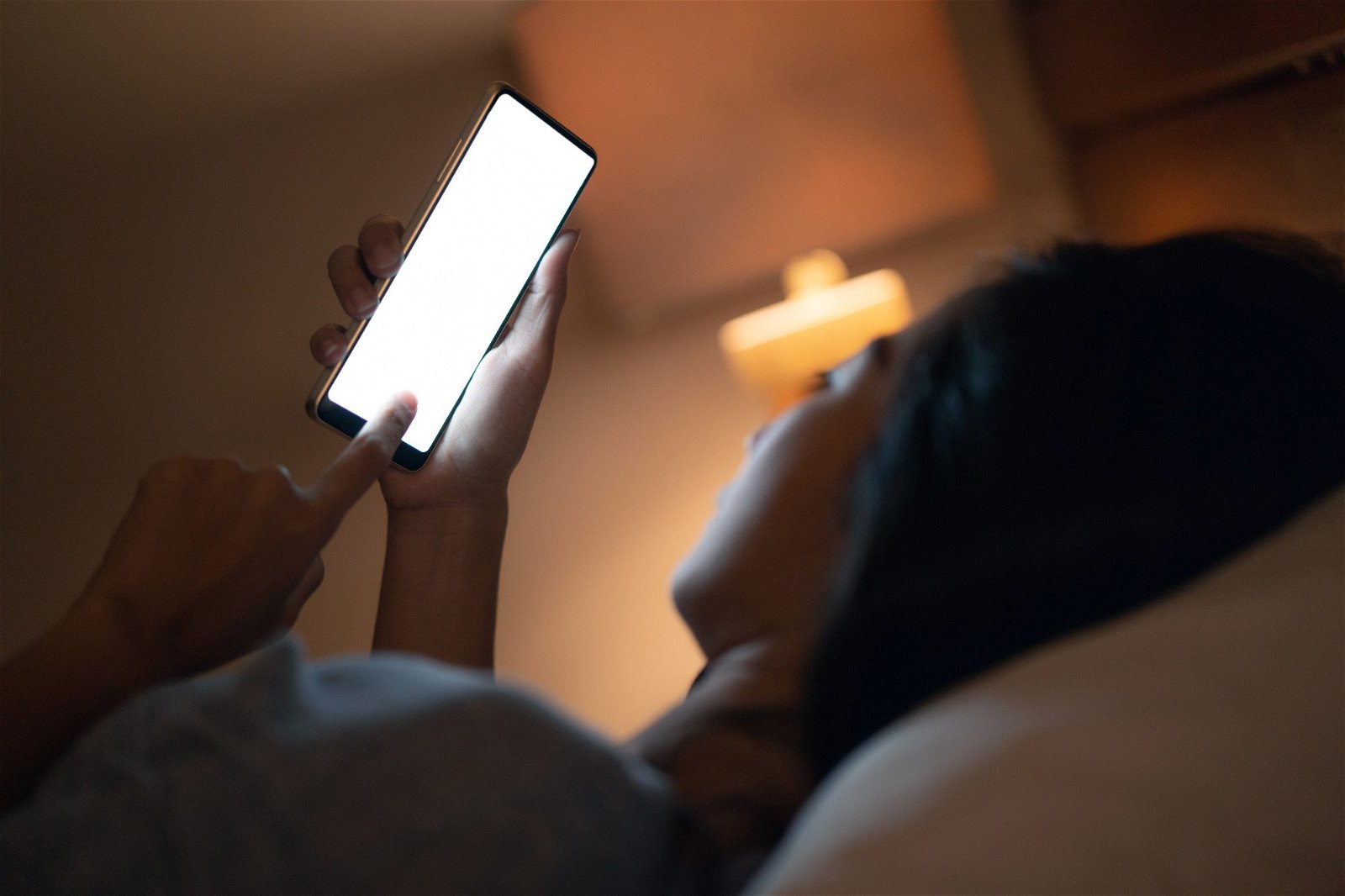 Immagine di Pensate davvero che la modalità notte sia utile per dormire meglio? Gli scienziati dicono di no
