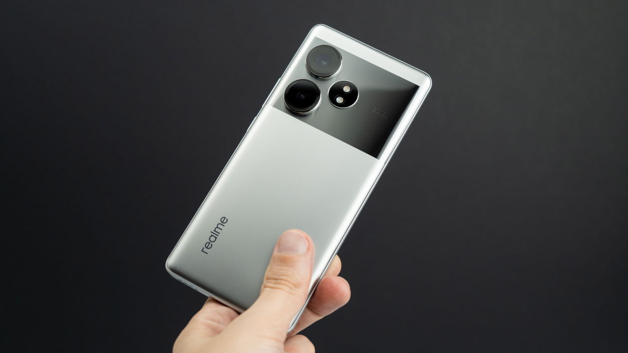 Immagine di realme GT 6T, la versione distillata di GT6 che vi fa risparmiare | Recensione