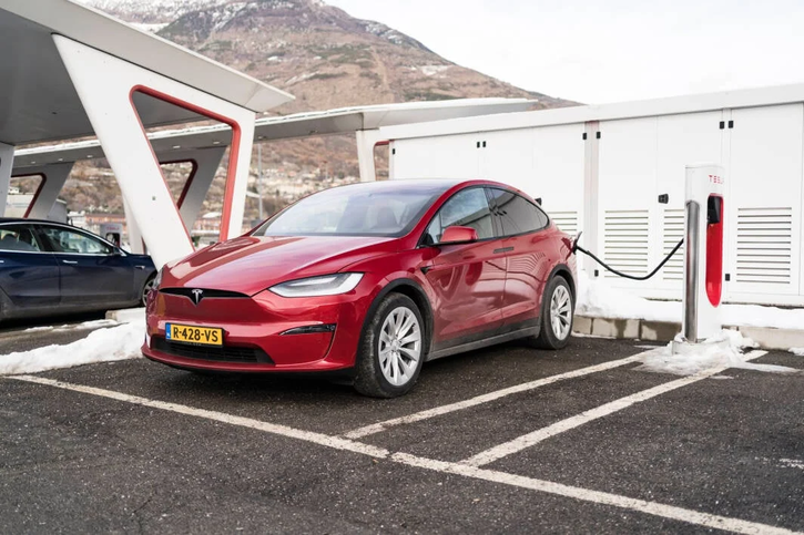 Immagine di Tesla richiama oltre 9.000 Model X: sicurezza a rischio