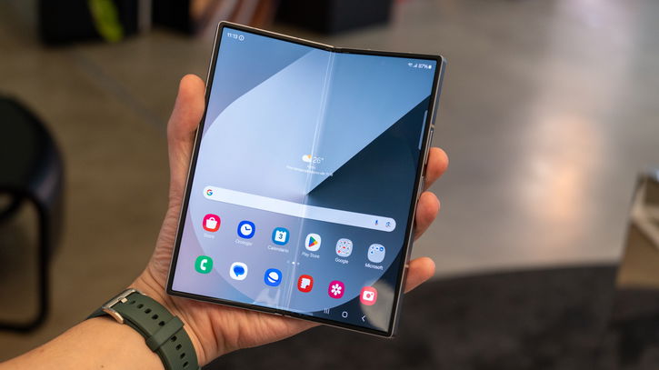 Immagine di Samsung Galaxy Z Fold6 prende improvvisamente fuoco durante un test di durabilità