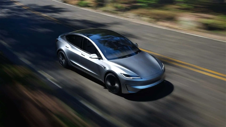 Immagine di Tesla Model 3 è disponibile in un nuovo colore, sembra metallo liquido